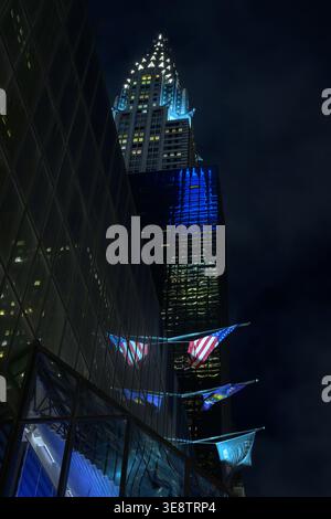 Foto spettacolare del Chrysler Building al 405 di Lexington Avenue, ma con un tocco creativo, presenta il riflesso blu brillante dell'edificio sul Foto Stock