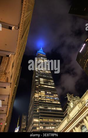 Questa fotografia cattura la presenza torreggiante di un Vanderbilt visto dal livello della strada immediatamente adiacente al Grand Central Terminal. Foto Stock