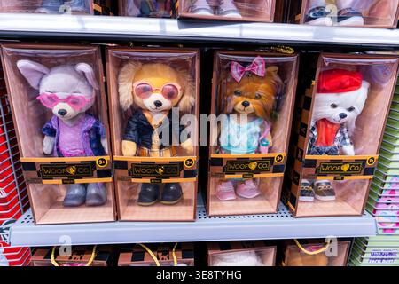 Bambole e giocattoli Woof and Co Plush Dog su scaffale presso il negozio Foto Stock
