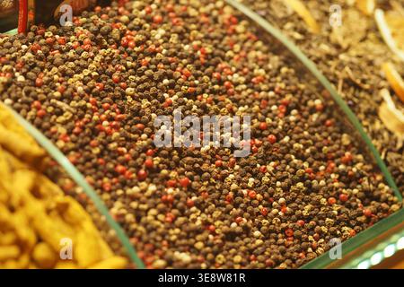 Spezie disposte in un'esposizione di mercato che i clienti possono vedere Foto Stock