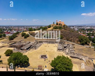 Vista aerea del Santuario de la Virgen de los Remedios a Cholula, con Puebla sullo sfondo, Messico Foto Stock