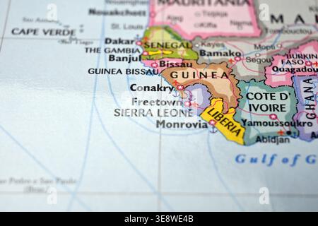 Posizione a Freetown sulla Mappa del mondo in Sierra Leone con sfondi sfocati Foto Stock