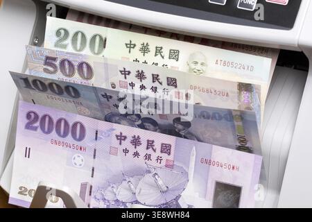 Nuovo dollaro di Taiwan in una macchina di conteggio Foto Stock