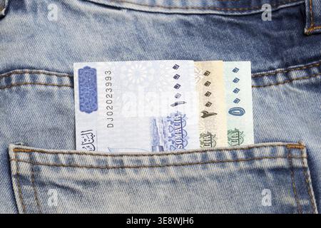 Soldi somali - Shilling nella tasca dei jeans blu Foto Stock