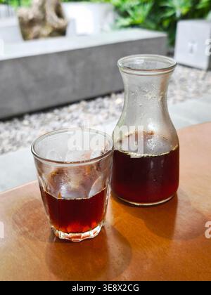 Caffè filtrato freddo servito in piccole bottiglie e bicchieri Foto Stock