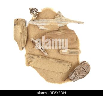 Driftwood su sabbia isolata su sfondo bianco. Pezzi di legno costiero intemperie su un mucchio di sabbia, vista dall'alto. Foto Stock