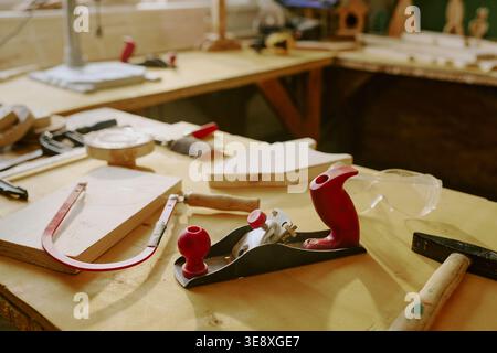 Utensili per carpenteria a supporto della formazione sulla lavorazione del legno e del commercio specializzato Foto Stock
