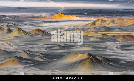 Vista aerea del Monte Heidu (deserto Nero) nel Qinghai, Cina, caratterizzato da spettacolari schemi erosivi, terreno arido e paesaggio surreale simile a Marte. Foto Stock