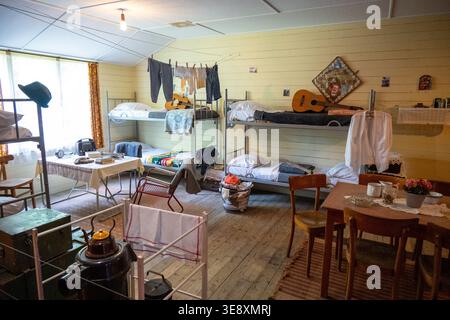 Arnhem, Paesi Bassi - 27 maggio 23: Interni del dormitorio ricostruiti con letti a castello, linea lavanderia e oggetti di uso quotidiano in una mostra storica al ne Foto Stock