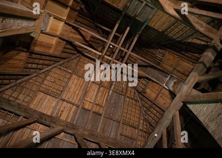 Vista interna di capriate e strutture in paglia in un edificio storico del Museo all'aperto dei Paesi Bassi, Arnhem, Gelderland, Paesi Bassi. Foto Stock