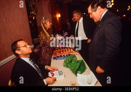 Jeffrey Archer autore e politico, firmando libri durante un tour dei collegi del Partito Conserativo nel sud-ovest dell'Inghilterra, nel 1990 Foto Stock