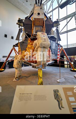 I visitatori possono ammirare il modulo lunare Apollo 11 allo Smithsonian National Air and Space Museum. Gli astronauti sono esposti in tute spaziali. Foto Stock