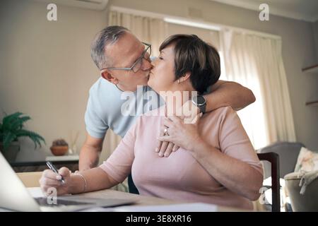 Laptop, coppia matura e baci a casa, amore e legame con la relazione. Appartamento, uomo e donna in soggiorno, computer e.. Foto Stock