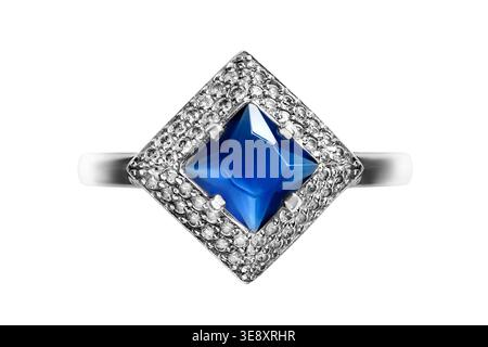 Elegante anello in oro bianco zaffiro isolato su primo piano bianco Foto Stock