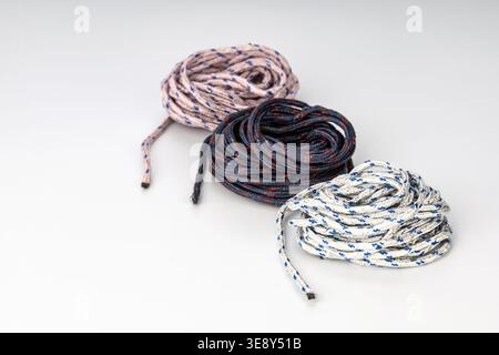 Fotografia professionale del prodotto che mostra tre corde sintetiche intrecciate con diverse combinazioni di colori. Include bianco con striscia blu Foto Stock