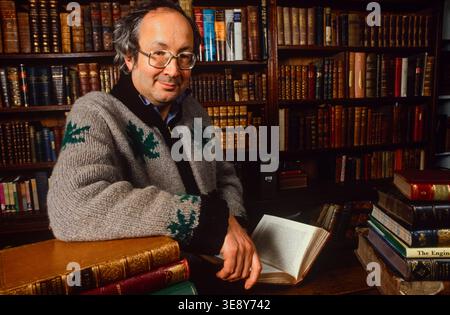 Richard Booth, un eccentrico libraio che ha trasformato Hay-on-Wye nella più grande città del mondo di libri di seconda mano, 1990 Foto Stock