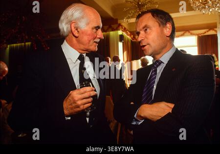 Jeffrey Archer autore e politico, firmando libri durante un tour dei collegi del Partito Conserativo nel sud-ovest dell'Inghilterra, nel 1990 Foto Stock