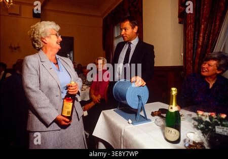Jeffrey Archer autore e politico, firmando libri durante un tour dei collegi del Partito Conserativo nel sud-ovest dell'Inghilterra, nel 1990 Foto Stock