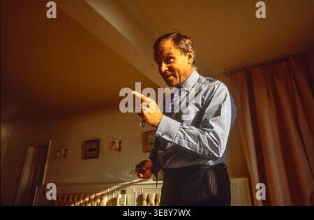 Jeffrey Archer autore e politico, firmando libri durante un tour dei collegi del Partito Conserativo nel sud-ovest dell'Inghilterra, nel 1990 Foto Stock