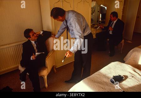 Jeffrey Archer autore e politico, firmando libri durante un tour dei collegi del Partito Conserativo nel sud-ovest dell'Inghilterra, nel 1990 Foto Stock