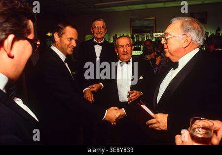 Jeffrey Archer autore e politico, firmando libri durante un tour dei collegi del Partito Conserativo nel sud-ovest dell'Inghilterra, nel 1990 Foto Stock
