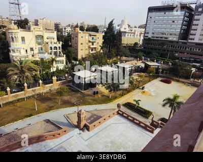 Cairo, Egitto, 1 gennaio 2026: Il cortile posteriore del palazzo del barone Empain Qasr El-Baron, una caratteristica residenza indù ispirata al tempio di Heliopolis, Cair Foto Stock