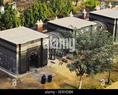 Cairo, Egitto, 1 gennaio 2026: Il cortile posteriore del palazzo del barone Empain Qasr El-Baron, una caratteristica residenza indù ispirata al tempio di Heliopolis, Cair Foto Stock