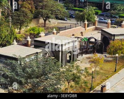 Cairo, Egitto, 1 gennaio 2026: Il cortile posteriore del palazzo del barone Empain Qasr El-Baron, una caratteristica residenza indù ispirata al tempio di Heliopolis, Cair Foto Stock