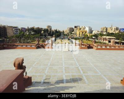 Cairo, Egitto, 1 gennaio 2026: Il cortile anteriore del Palazzo del Barone Empain Qasr El-Baron, una caratteristica residenza indù ispirata al tempio di Heliopolis, Cai Foto Stock