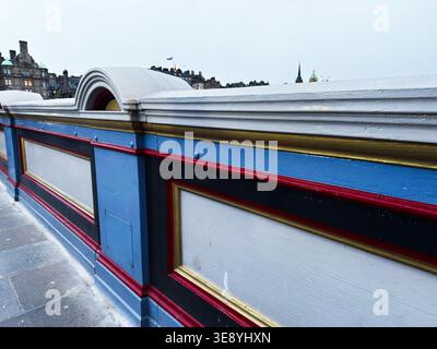 Primo piano di una ringhiera colorata dipinta con pannelli decorativi e finiture architettoniche a Edimburgo. Foto Stock