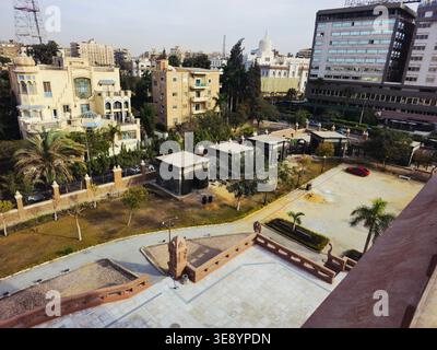 Cairo, Egitto, 1 gennaio 2026: Il cortile posteriore del palazzo del barone Empain Qasr El-Baron, una caratteristica residenza indù ispirata al tempio di Heliopolis, Cair Foto Stock