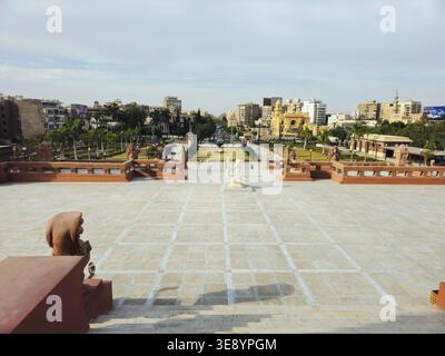 Cairo, Egitto, 1 gennaio 2026: Il cortile anteriore del Palazzo del Barone Empain Qasr El-Baron, una caratteristica residenza indù ispirata al tempio di Heliopolis, Cai Foto Stock