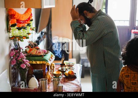 Famiglia indiana che celebra la religione l'evento indù a casa - culture e stile di vita del sud-est asiatico - Focus sulla testa dell'uomo Foto Stock