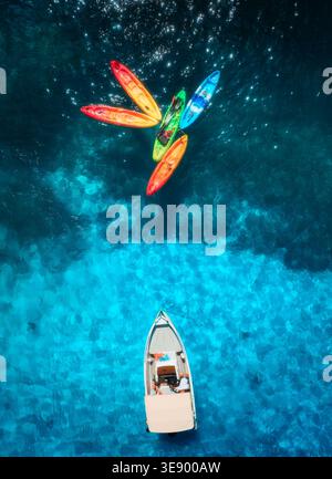 Vista dall'alto di kayak colorati e motoscafi sul mare con drone aereo Foto Stock