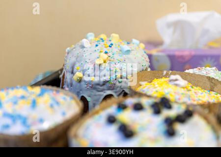 Torta Paska di Pasqua con glassa blu e salsa mini marshmallow Foto Stock
