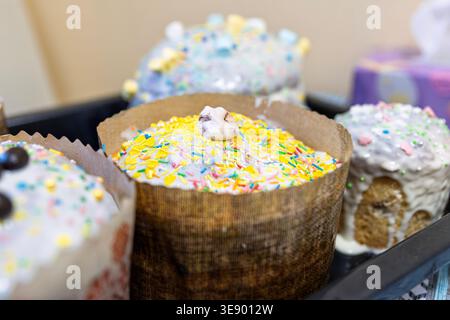 Tradizionale torta Paska di Pasqua con rivestimento giallo e colorate Sprinkles Foto Stock