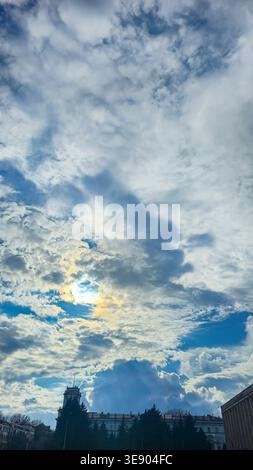 Cielo cittadino con nuvole, temporali primaverili. Bellissime nuvole rosa e arancione. Foto Stock