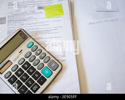 Kirov, Russia - 18 marzo 2026: La calcolatrice viene utilizzata insieme a ricevute e documenti per la pianificazione delle spese mensili e la gestione del budget delle famiglie. Foto Stock
