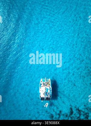 Vista aerea di uno yacht nelle acque turchesi cristalline Foto Stock