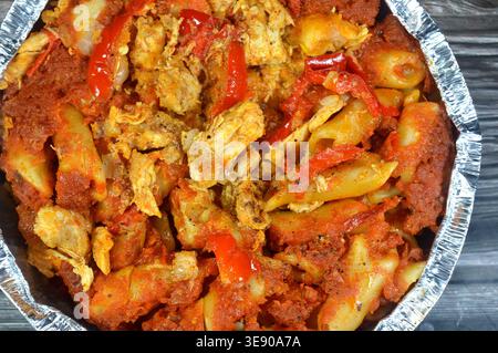 Una casseruola di pasta egiziana, popolare cibo di strada egiziano, consiste tipicamente di penne cotte in una salsa di pomodoro rosso condita e pezzi e condite Foto Stock