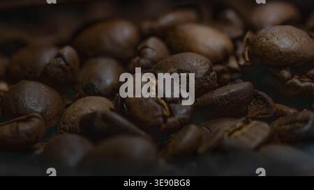 Immagine scura dei chicchi di caffè di alta qualità Foto Stock
