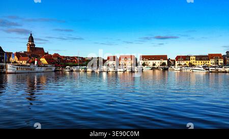 Waren, Germania, 22-08-2017 Descrizione: Porto di Waren Muritz con barche e chiesa di Marienkirche, Germania. Foto Stock