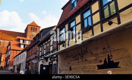 Waren, Germania, 22-08-2017 Descrizione: Case tradizionali in legno e murales a Waren Müritz, Germania. Foto Stock