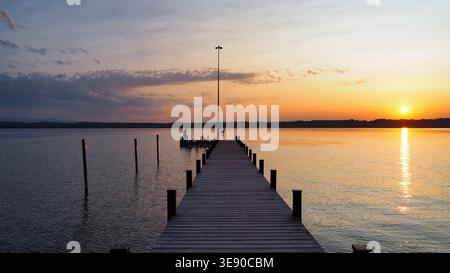 Starnberger SEE, Germany, 26-08-2017 Descrizione: Amici che saltano da un molo a Starnberger SEE al tramonto, Germania. Foto Stock