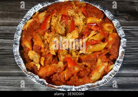 Una casseruola di pasta egiziana, popolare cibo di strada egiziano, consiste tipicamente di penne cotte in una salsa di pomodoro rosso condita e pezzi e condite Foto Stock