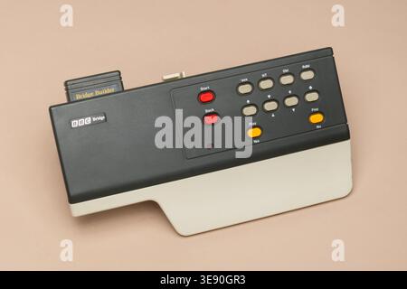 Pavia, Lombardia, Italia - 30 marzo 2026: Console di videogiochi BBC Bridge Companion con cartuccia software vintage bridge, 1985 Foto Stock