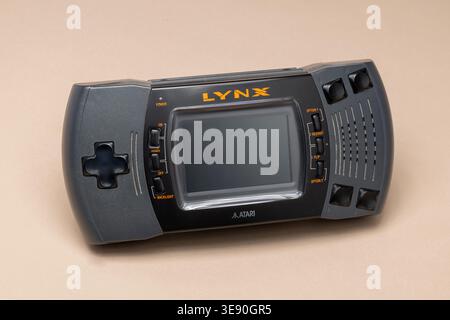 Pavia, Lombardia, Italia - 30 marzo 2026: Console portatile Atari Lynx II che offre intrattenimento di gioco rétro e tecnologia vintage, 1991 Foto Stock