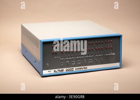 Pavia, Lombardia, Italia-30 marzo 2026: Microcomputer MITS Altair 8800, uno dei primi personal computer mai realizzati. Iconica macchina del 1975 Foto Stock
