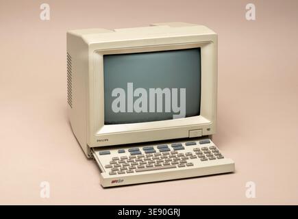 Pavia, Lombardia, Italia - 30 marzo 2026: Terminale computer Philips Videotel retro con schermo CRT e tastiera integrata, 1985 Foto Stock