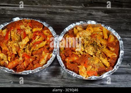 Una casseruola di pasta egiziana, popolare cibo di strada egiziano, consiste tipicamente di penne cotte in una salsa di pomodoro rosso condita e pezzi e condite Foto Stock